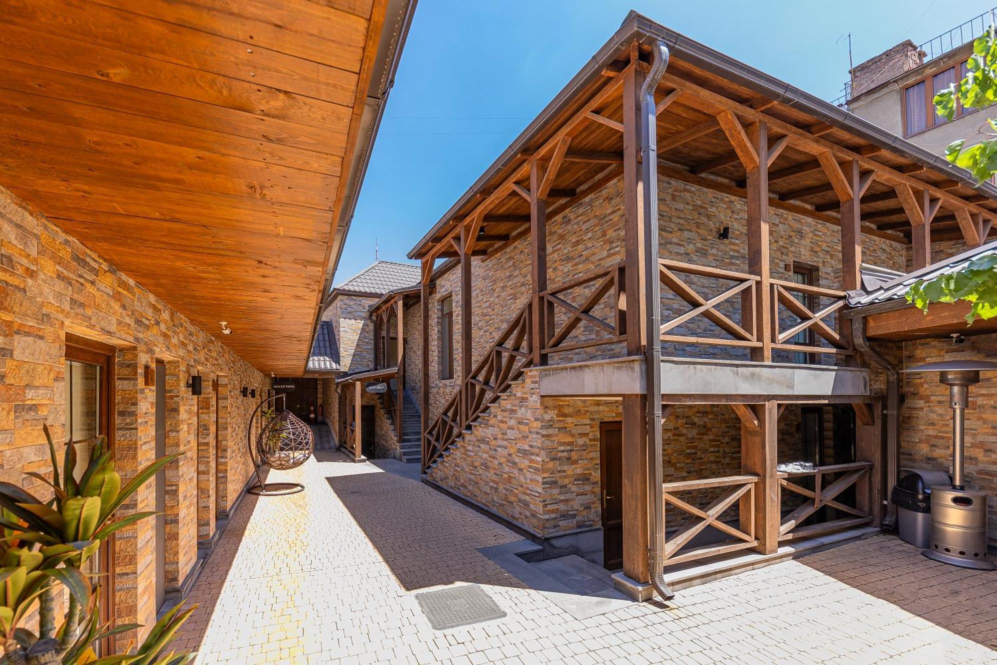 Boutique Living Hotel Ереван Екстериор снимка